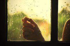 关于下雨天的唯美句子_淋过雨的空气疲倦了伤心