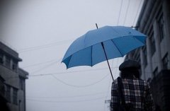 下雨的好句子发朋友圈