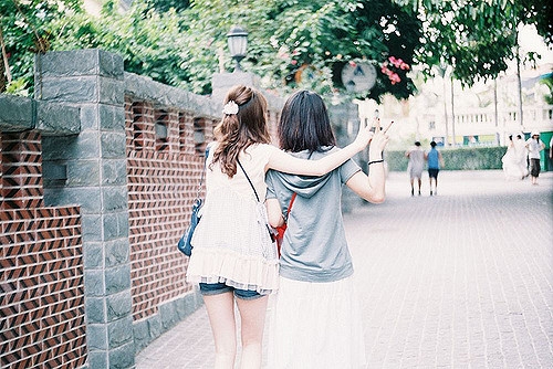 和姐妹合照发朋友圈的话