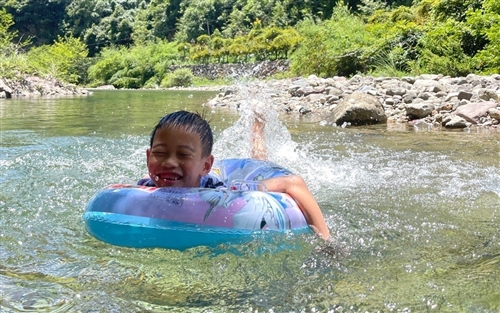 小孩子玩水发朋友圈的句子(精选55句) 小孩子玩水发朋友圈的句子(精选55句)