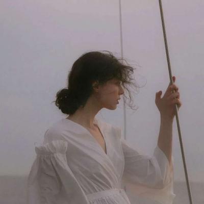 简约高端的小众头像女(精选12张)