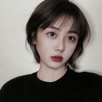 短发女人最适合的微信头像(精选12张)