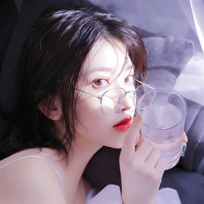 简约性冷淡小众女头像(精选16张)