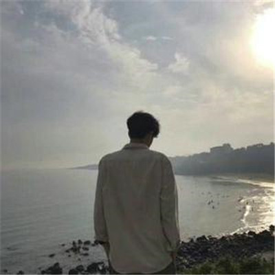 头像男生海边背影 男帅气的背影大海图片