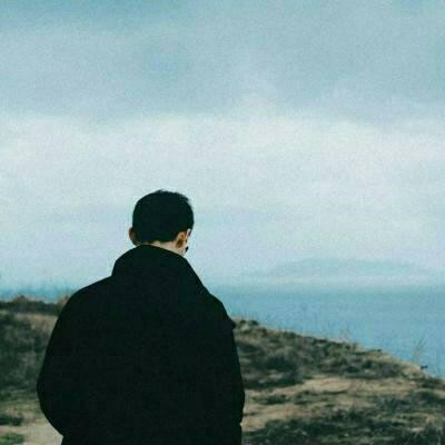 头像男生海边背影 男帅气的背影大海图片