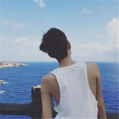 头像男生海边背影 男帅气的背影大海图片