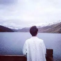 头像男生海边背影 男帅气的背影大海图片