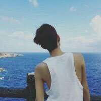 头像男生海边背影 男帅气的背影大海图片