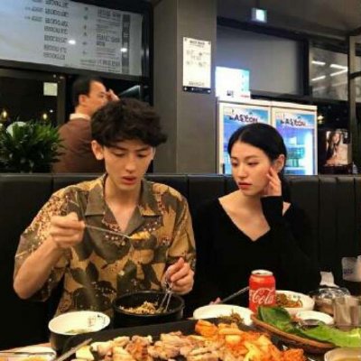 大笑女生头像情侣 逗比情侣头像一左一右