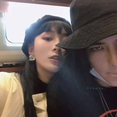 大笑女生头像情侣 逗比情侣头像一左一右