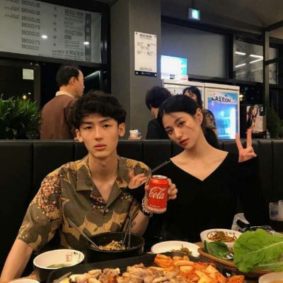 大笑女生头像情侣 逗比情侣头像一左一右