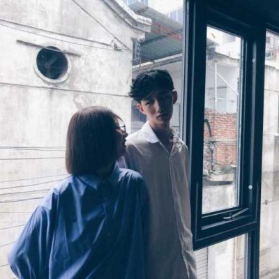 大笑女生头像情侣 逗比情侣头像一左一右