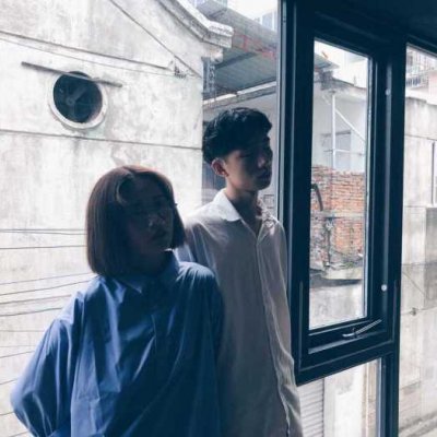 大笑女生头像情侣 逗比情侣头像一左一右