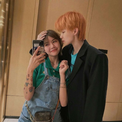 大笑女生头像情侣 逗比情侣头像一左一右