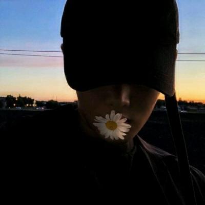 男生撕心裂肺的哭头像(精选16张)