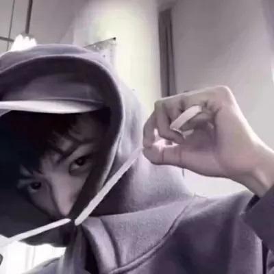 男生撕心裂肺的哭头像(精选16张)