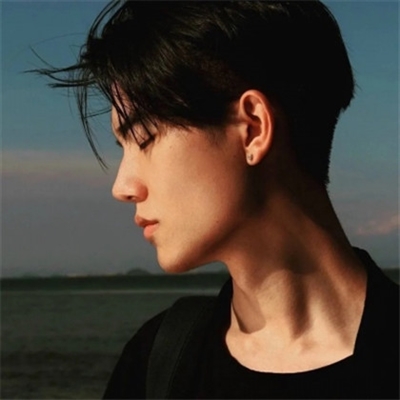 成熟积极向上头像男简约(18张)