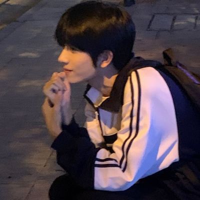 值得一辈子不换的头像男真人(24张)