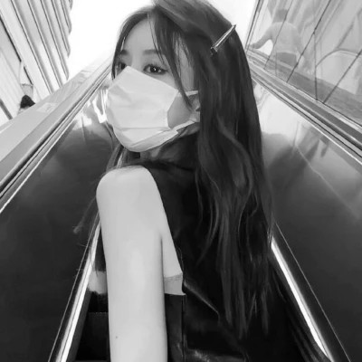 2023最火黑色头像女(16张)