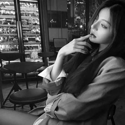 2023最火黑色头像女(16张)