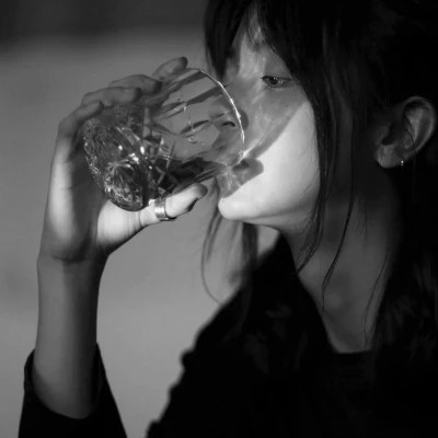 2023最火黑色头像女(16张)