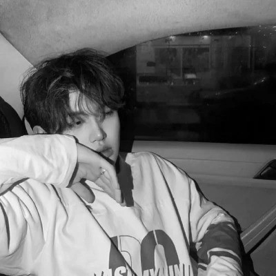 2023最火黑白头像(24张)