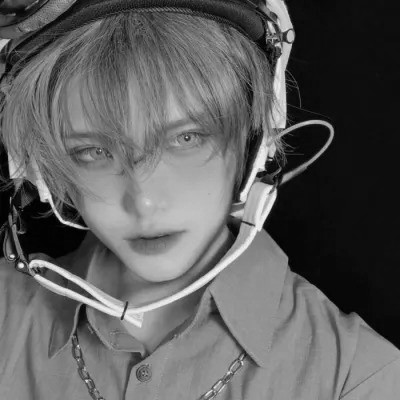 2023最火黑白头像(24张)