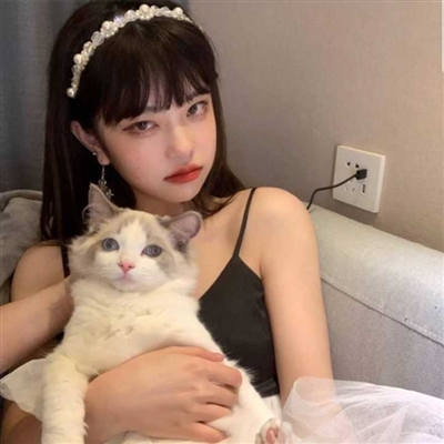 高清漂亮好看带猫咪的女生头像图片(精选21张)