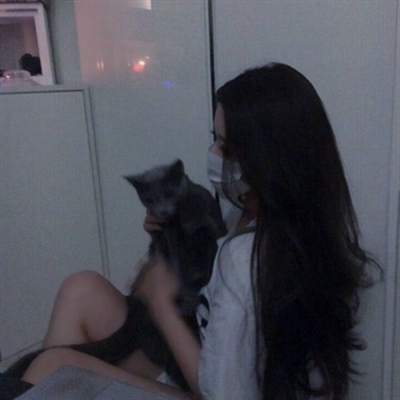 高清漂亮好看带猫咪的女生头像图片(精选21张)