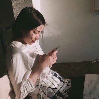 高清漂亮拿手机自拍的女头图片(精选24张)