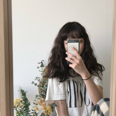 高清漂亮拿手机自拍的女头图片(精选24张)