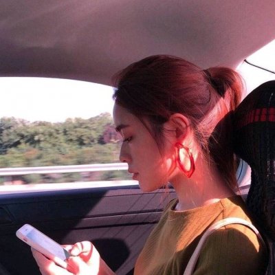 高清漂亮拿手机自拍的女头图片(精选24张)