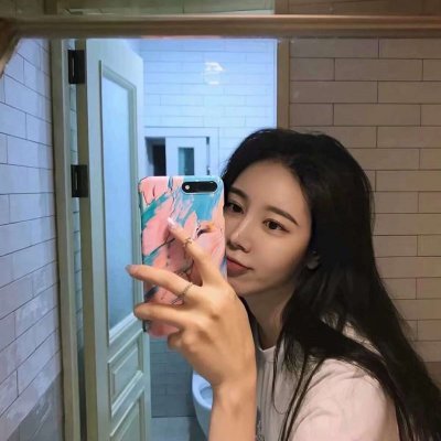 高清漂亮拿手机自拍的女头图片(精选24张)