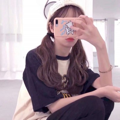 高清漂亮拿手机自拍的女头图片(精选24张)