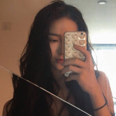 高清漂亮拿手机自拍的女头图片(精选24张)