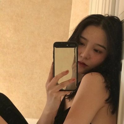 高清漂亮拿手机自拍的女头图片(精选24张)