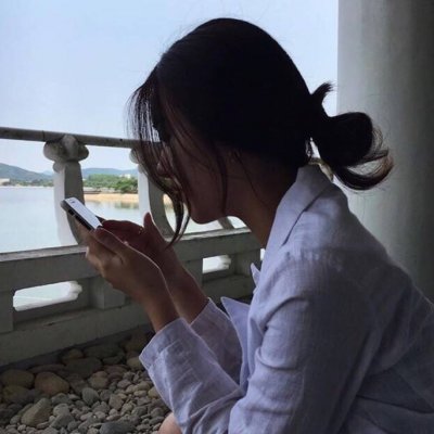 高清漂亮拿手机自拍的女头图片(精选24张)