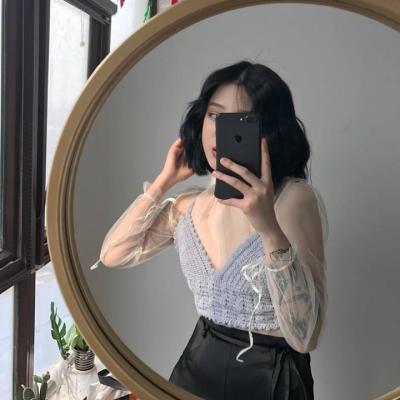 高清好看的头像拿手机女生图片(24张)