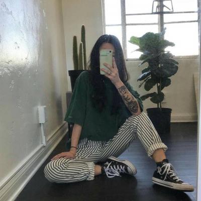 高清好看的头像拿手机女生图片(24张)