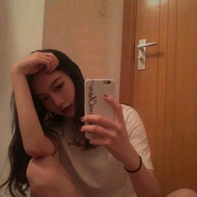 高清好看的头像拿手机女生图片(24张)