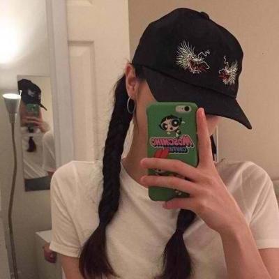 高清好看的头像拿手机女生图片(24张)