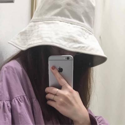 高清好看的头像拿手机女生图片(24张)