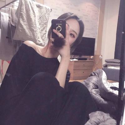 高清好看的头像拿手机女生图片(24张)