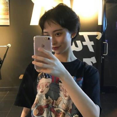 高清好看的头像拿手机女生图片(24张)