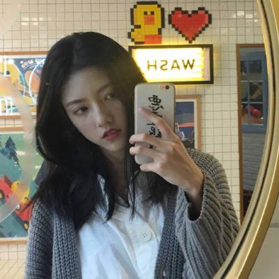 高清好看的头像拿手机女生图片(24张)