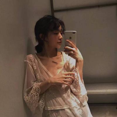 高清好看的头像拿手机女生图片(24张)