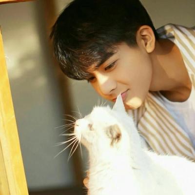 男生抱宠物头像(精选18张)