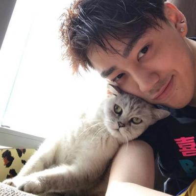 男生抱宠物头像(精选18张)