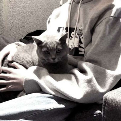 男生抱宠物头像(精选18张)