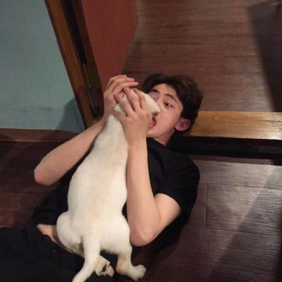 男生抱宠物头像(精选18张)